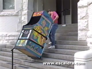 Escalera StairCat moving a variety of loads.